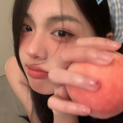 戴流苏耳环的少女